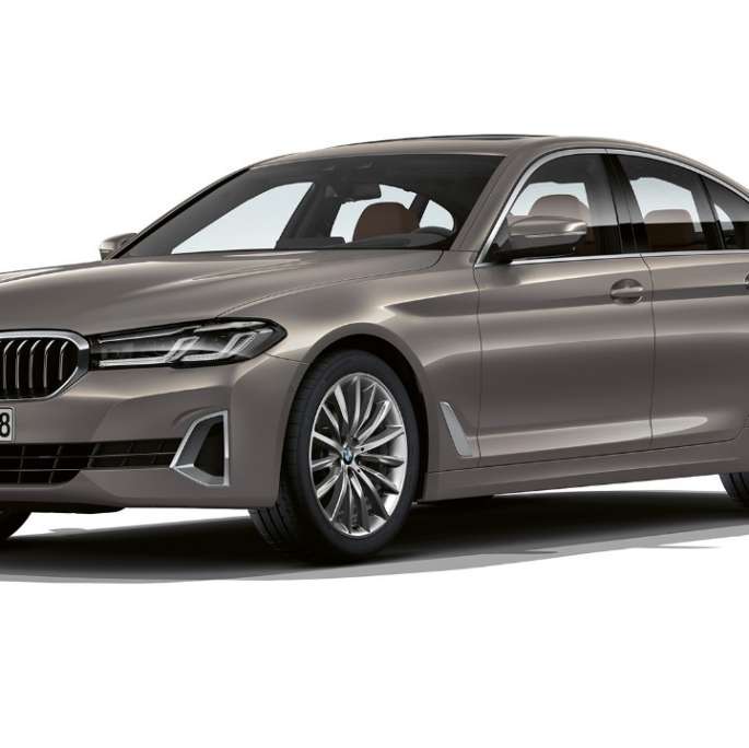 BMW 5 serijos sedanas G30 Luxury, vaizdas iš priekio BMW 5 serijos sedanas 520d xDrive G30 Luxury Line, pilkos Bernina Grey spalvos, trijų ketvirčių vaizdas iš priekio