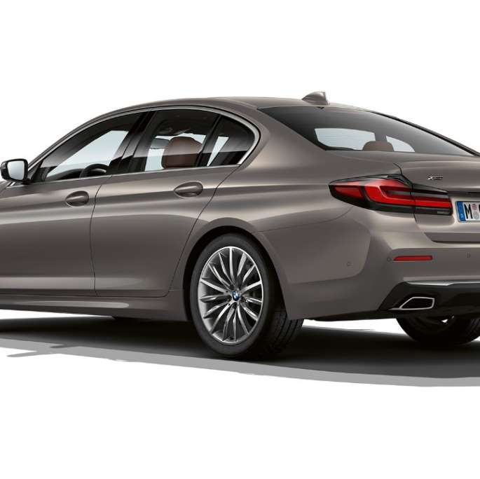 BMW 5 serijos sedanas G30 Luxury Line,vaizdas iš galo BMW 5 serijos sedanas 520d xDrive G30 Luxury Line, pilkos Bernina Grey spalvos, trijų ketvirčių vaizdas iš galo