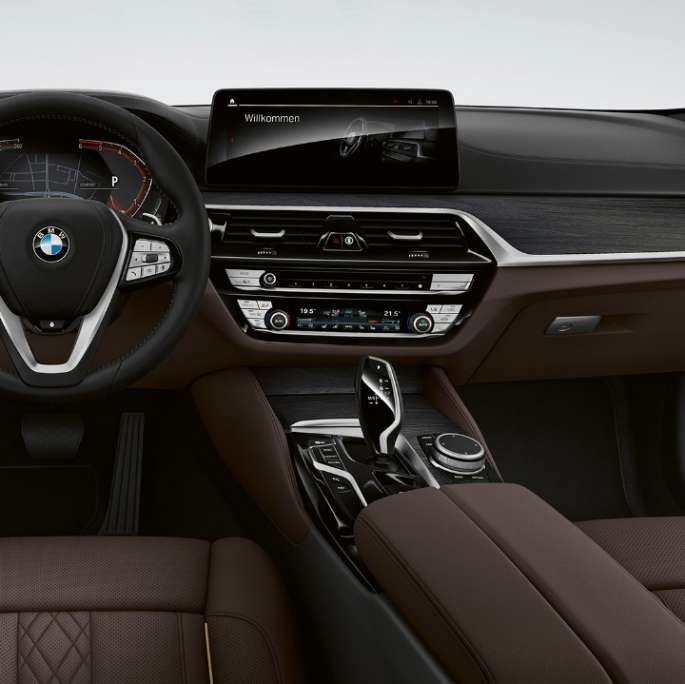 Vairuotojo erdvė, BMW 5 serijos sedanas G30 Luxury Line Vairuotojo erdvė BMW 5 serijos sedanas 520d xDrive G30 2020 Luxury Line, išskirtinė mokos spalvos Nappa oda su išskirtinėmis siūlėmis ir kontrastingais apvadais, interjeras