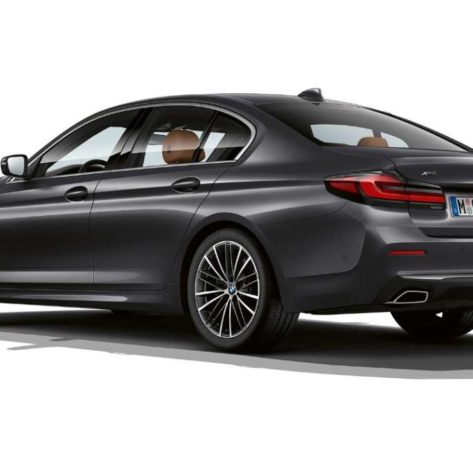 BMW 5 serijos sedanas G30 bazinės komplektacijos, automobilio galas BMW 5 serijos sedanas 540i G30 2020, bazinės komplektacijos pilkos Sophisto Grey spalvos, trijų ketvirčių vaizdas iš galo