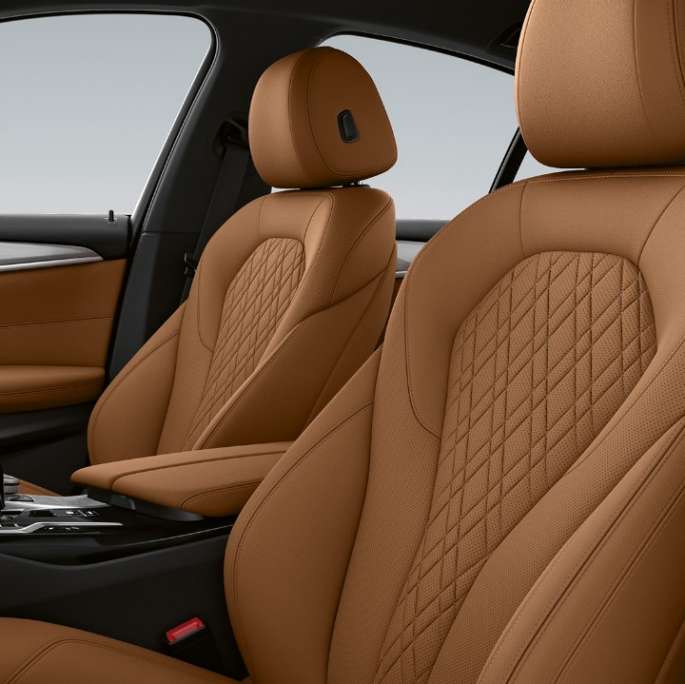 Apmušalai BMW 5 serijos sedanas G30 2020, bazinės komplektacijos Sensatec konjako spalvos apmušalai, BMW 5 serijos sedanas 540i G30 2020 bazinės komplektacijos interjeras