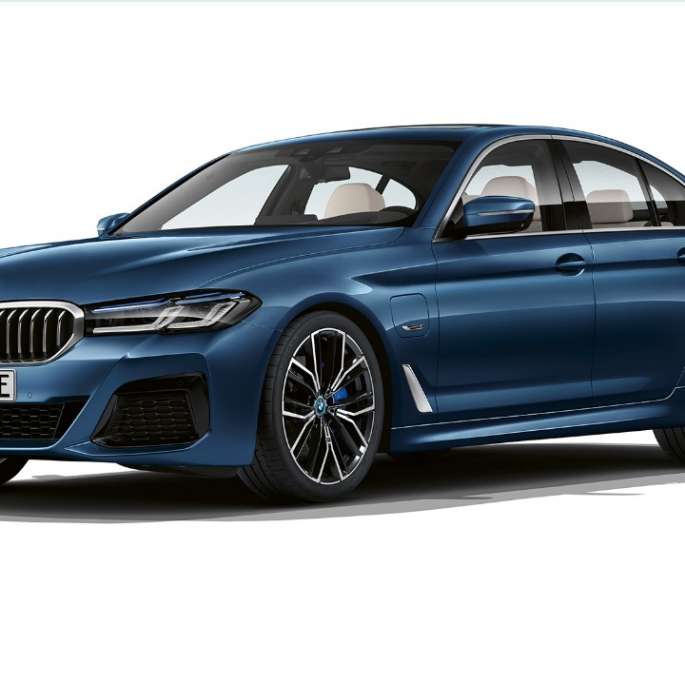 BMW 5 serijos sedanas G30 įkraunamas hibridas M Sport paketas, vaizdas iš priekio BMW 5 serijos sedanas 520d xDrive G30 2020 M Sport paketas, baltos Alpine White spalvos, trijų ketvirčių vaizdas iš priekio