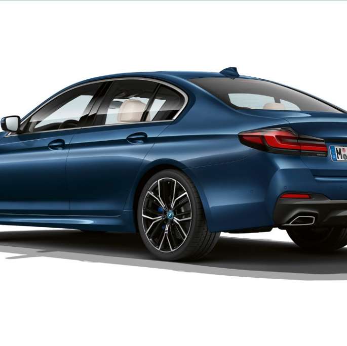 BMW 5 serijos sedanas G30 įkraunamas hibridas M Sport paketas, vaizdas iš galo BMW 5 serijos sedanas 520d xDrive G30 2020 M Sport paketas, baltos Alpine White spalvos, trijų ketvirčių vaizdas iš galo