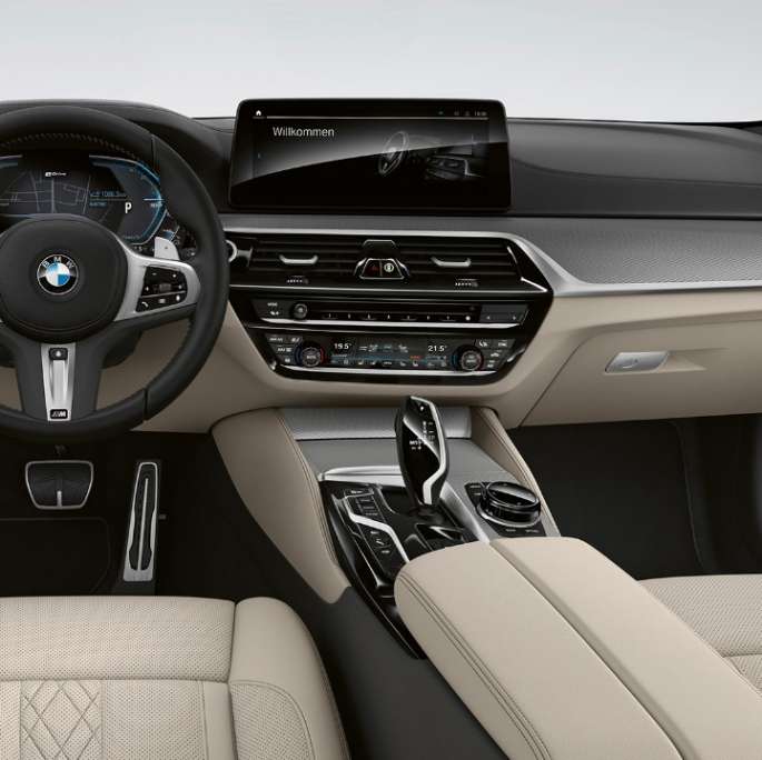 Vairuotojo erdvė, BMW 5 serijos sedanas įkraunamas hibridas G30 2020 M Sport paketas Vairuotojo erdvė, BMW 5 serijos sedanas 520d xDrive G30 2020 M Sport paketas, juodos Dakota odos apmušalai su kontrastingomis mėlynomis siūlėmis