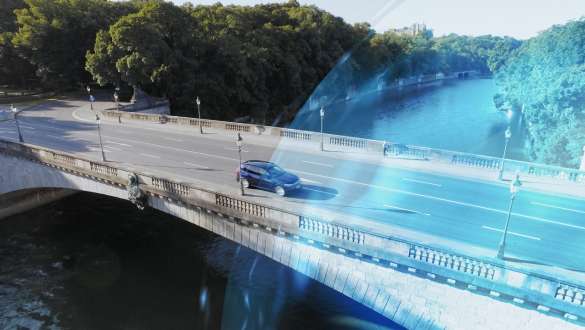 BMW 5 serijos sedanas G30, važiuojantis ant tilto eDrive zonoje BMW 5 serijos sedanas G30 Facelift 2020, mėlynos Phytonic Blue spalvos, eDrive zonoje ant tilto važiuojančio automoblio trijų ketvirčių vaizdas iš priekio