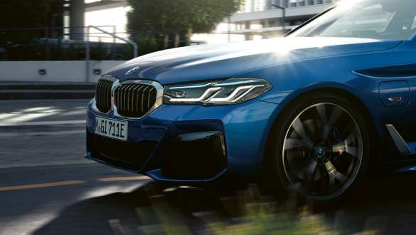Adaptive Drive technologija BMW 5 serijos sedanas G30 Adaptive Drive technologija BMW 5 serijos sedanas G30 Facelift 2020 vairo vaizdas iš arti