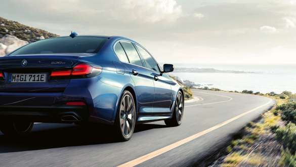 Integruotoji aktyvaus vairavimo sistema Integruotoji aktyvaus vairavimo sistema, BMW 5 serijos sedanas G30 Facelift 2020, važiuojančio automobilio trijų ketvirčių vaizdas iš galo