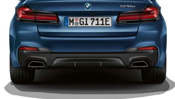 Trapecijos formos išmetimo vamzdžių apdaila, BMW 5 serijos sedanas G30 Trapecijos formos išmetimo vamzdžių apdaila, BMW 5 serijos sedanas G30 Facelift 2020, priartintas vaizdas iš galo