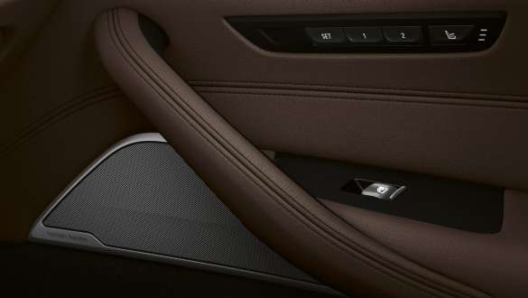 Bowers & Wilkins Diamond erdvinio garso sistema, BMW 5 serijos sedanas G30 Bowers & Wilkins Diamond erdvinio garso sistema, BMW 5 serijos sedano G30 Facelift 2020 interjeras, durelių vaizdas iš arti