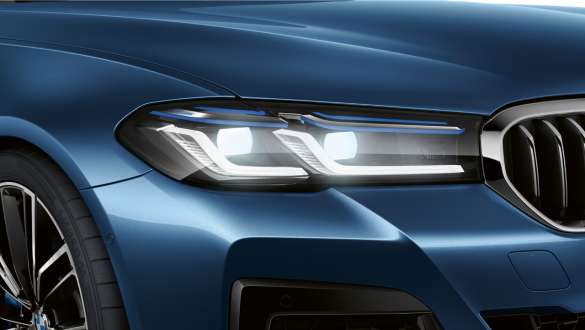 BMW Laserlight BMW 5 serijos sedanas G30 BMW Laserlight, BMW 5 serijos sedanas (G30) Facelift 2020 mėlynos metalizuotos Phytonic Blue spalvos priartintas vaizdas iš priekio