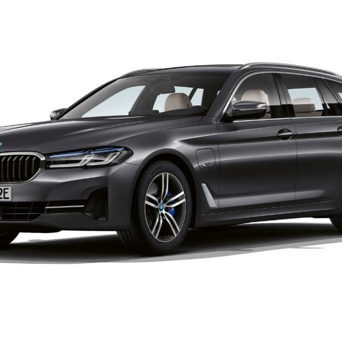 BMW 5 serijos Touring 530i G31 2020 bazinės komplektacijos pilkos vaizdas iš priekio BMW 5 serijos Touring 530i G31 2020 bazinės komplektacijos pilkos Sophisto Grey spalvos trijų ketvirčių vaizdas iš priekio