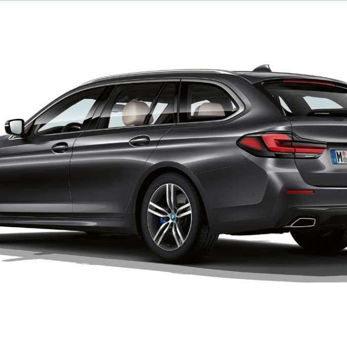 BMW 5 serijos Touring G31 bazinės komplektacijos, vaizdas iš galo BMW 5 serijos Touring 530i G31 2020 bazinės komplektacijos pilkos Sophisto Grey spalvos trijų ketvirčių vaizdas iš galo