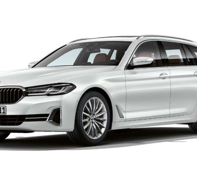 BMW 5 serijos Touring G31 Luxury Line, vaizdas iš priekio BMW 5 serijos Touring 530i G31 Luxury Line baltos Mineral White spalvos, trijų ketvirčių vaizdas iš priekio