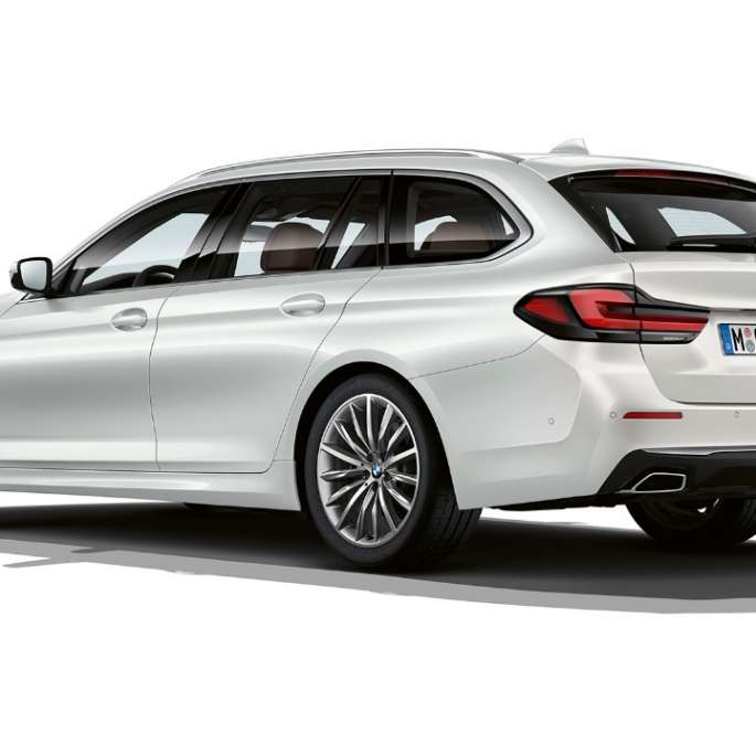 BMW 5 serijos Touring G31 Luxury Line vaizdas iš galo BMW 5 serijos Touring 530i G31 Luxury Line baltos Mineral White spalvos, trijų ketvirčių vaizdas iš galo