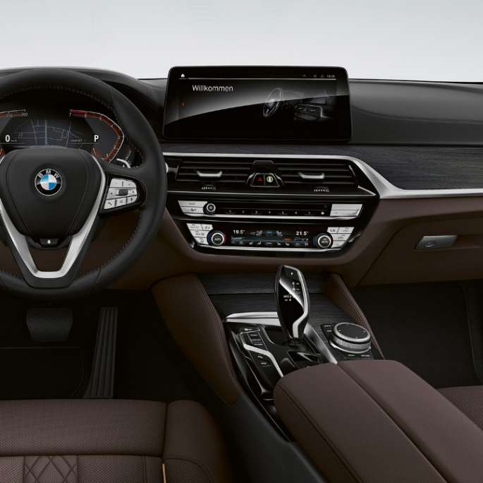 Vairuotojo erdvė, BMW 5 serijos Touring G31 Luxury Line Vairuotojo erdvė BMW 5 serijos Touring 530i G31 2020 Luxury Line, išskirtinės Nappa odos apmušalai, mokos spalvos su išskirtinėmis siūlėmis ir kontrastingais apvadais, interjeras