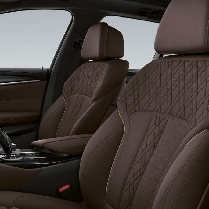 Apmušalai BMW 5 serijos Touring G31 Luxury Line Išskirtinės Nappa odos mokos spalvos apmušalai su išskirtinėmis siūlėmis ir kontrastingais apvadais, BMW 5 serijos Touring 530i G31 2020 Luxury Line, interjeras