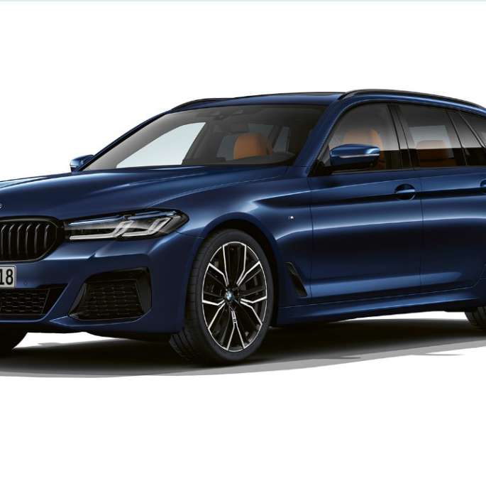 BMW 5 serijos Touring G31 M Sport paketas, vaizdas iš priekio BMW 5 serijos Touring 530e G31 2020 M Sport paketas, mėlyno Tansanite Blue II metaliko spalvos, trijų ketvirčių vaizdas iš priekio