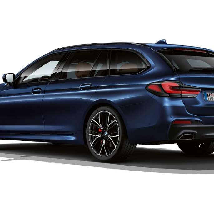 BMW 5 serijos Touring G31 M Sport paketas, vaizdas iš galo BMW 5 serijos Touring 530e G31 2020 M Sport paketas, mėlyno Tansanite Blue II metaliko spalvos, trijų ketvirčių vaizdas iš galo