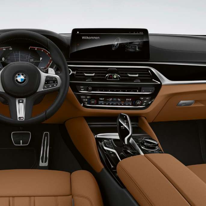 BMW 5 serijos Touring G31 M Sport paketas Vairuotojo erdvė BMW 5 serijos Touring 530e G31 2020 M Sport paketas, konjako spalvos Dakota oda su išskirtinėmis siūlėmis ir kontrastingais apvadais, interjeras