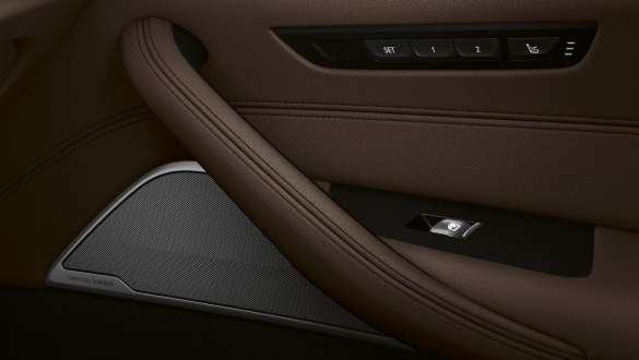 Bowers & Wilkins Diamond erdvinio garso sistema, BMW 5 serijos Touring G31 Bowers & Wilkins Diamond erdvinio garso sistema, BMW 5 serijos Touring G31 Facelift 2020 interjeras, durelių vaizdas iš arti