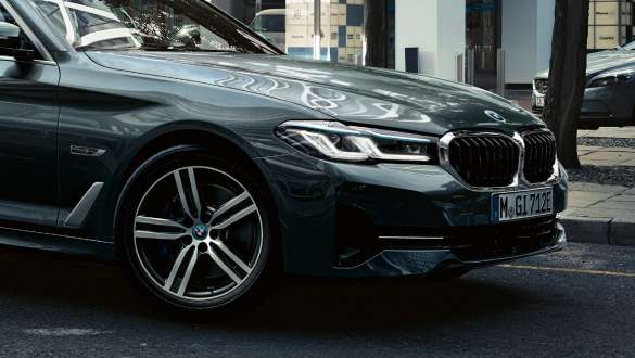 Integruotoji aktyvaus vairavimo sistema BMW 5 serijos Touring G31 Integruotoji aktyvaus vairavimo sistema BMW 5 serijos Touring G31 Facelift 2020, važiuojančio automobilio trijų ketvirčių vaizdas iš priekio