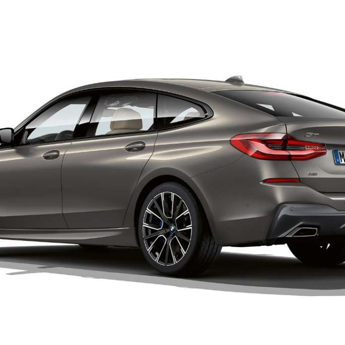 BMW 6 serijos Gran Turismo G32 2020 M Sport paketas, automobilio galas BMW 6 serijos Gran Turismo G32 640i xDrive 2020 M Sport paketas, pilkos Bernina Grey Amber Effect spalvos trijų ketvirčių vaizdas iš galo