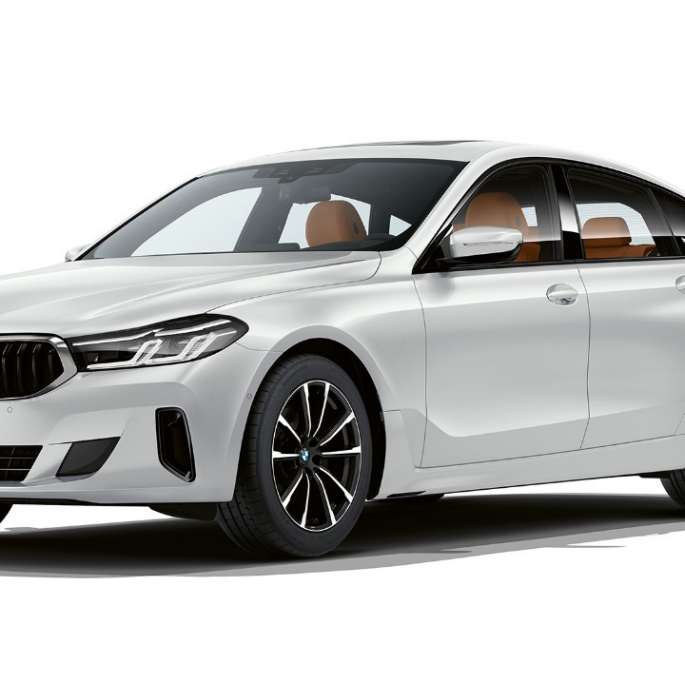 BMW 6 serijos Gran Turismo G32 2020, bazinės komplektacijos BMW 6 serijos Gran Turismo G32 620d 2020 bazinės komplektacijos balto Mineral White metaliko spalvos, trijų ketvirčių vaizdas iš priekio