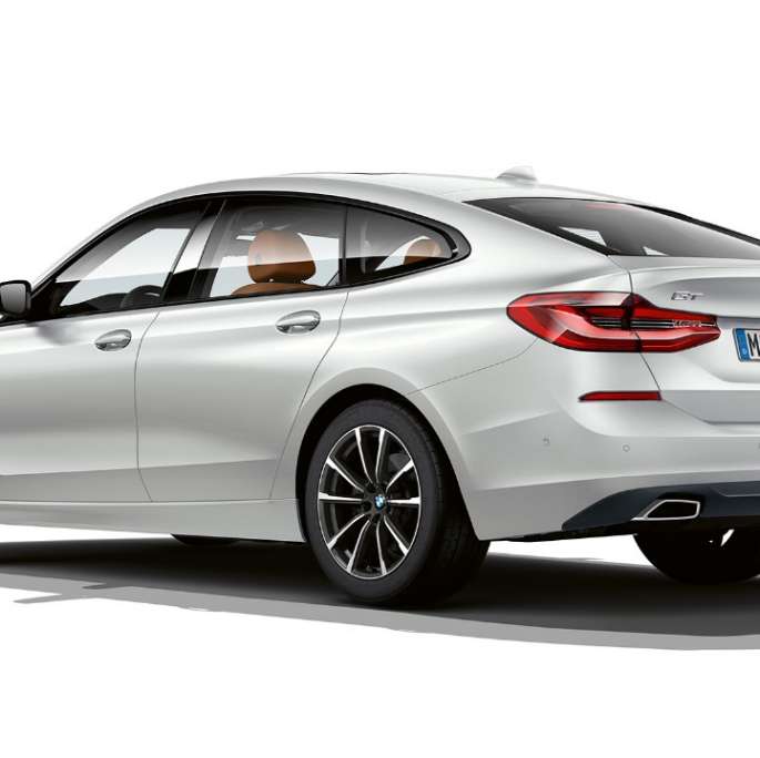 Galinė dalis, BMW 6 serijos Gran Turismo G32 2020, bazinė komplektacija BMW 6 serijos Gran Turismo G32 620d 2020 bazinės komplektacijos Mineral White balto metaliko spalvos, trijų ketvirčių vaizdas iš galo