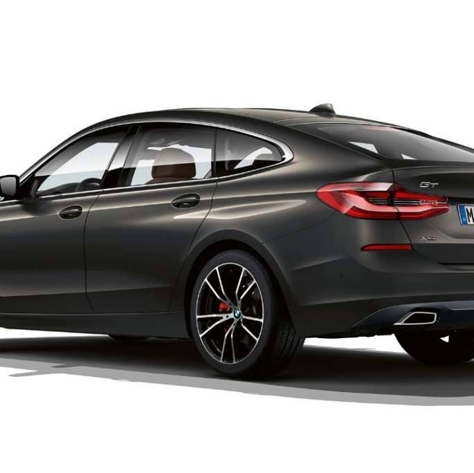BMW 6 serijos Gran Turismo G32 2020 Luxury Line modelio, galinė dalis BMW 6 serijos Gran Turismo G32 640d xDrive 2020 Luxury Line modelis, pilkos Dravit Grey spalvos, trijų ketvirčių vaizdas iš galo