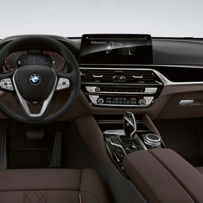 BMW 6 serijos Gran Turismo G32 2020 Luxury Line modelio vairuotojo erdvė BMW 6 serijos Gran Turismo G32 640d xDrive 2020 Luxury Line modelio interjeras, išskirtinė Nappa oda mokos spalvos