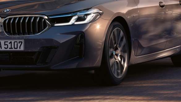 Adaptyvioji dviejų ašių pneumatinė pakaba BMW 6 serijos Gran Turismo G32 2020 Adaptyvioji dviejų ašių pneumatinė pakaba BMW 6 serijos Gran Turismo G32 2020, priartintas trijų ketvirčių vaizdas iš priekio
