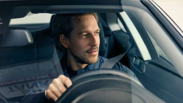 BMW vairuojantis vyras BMW vairuojantis vyras žvelgia pro priekinį stiklą