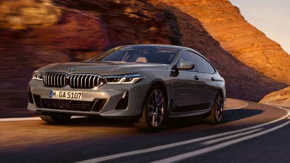 Integruotoji aktyvaus vairavimo sistema, BMW 6 serijos Gran Turismo (G32) 2020 Integruotoji aktyvaus vairavimo sistema, BMW 6 serijos Gran Turismo (G32) 2020, gatve važiuojančio automobilio trijų ketvirčių vaizdas iš priekio