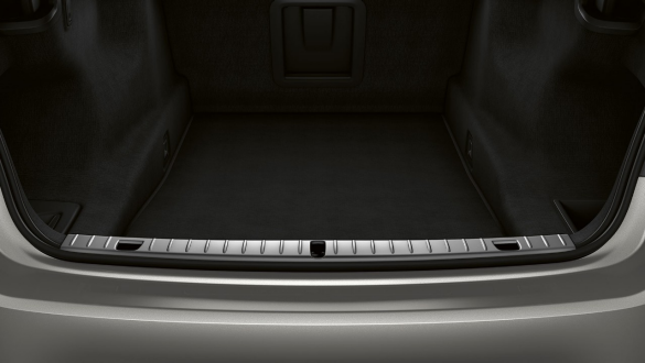 BMW 7 serijos sedano nerūdijančio plieno pakrovimo slenkstis BMW 7 serijos sedanas: priartintas nerūdijančio plieno pakrovimo slenksčio vaizdas atidarytoje bagažinėje
