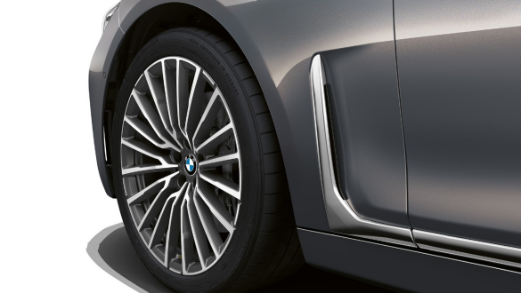 Aerodinaminis elementas BMW 7 serijos sedane BMW 7 serijos sedanas: priartintas aerodinaminio elemento vaizdas