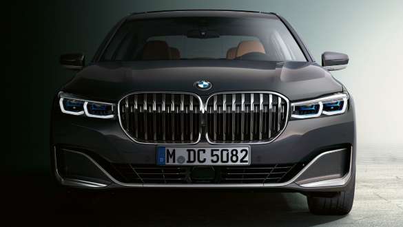 BMW 7 serijos sedano priekinio bamperio apdaila BMW 7 serijos sedanas: priekinio bamperio apdailos vaizdas iš priekio