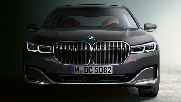 BMW 7 serijos sedano priekinio bamperio apdaila BMW 7 serijos sedanas: priekinio bamperio apdailos vaizdas iš priekio