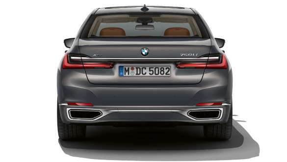 BMW 7 serijos sedano galinio bamperio apdaila BMW 7 serijos sedanas: priartintas galinio bamperio apdailos vaizdas