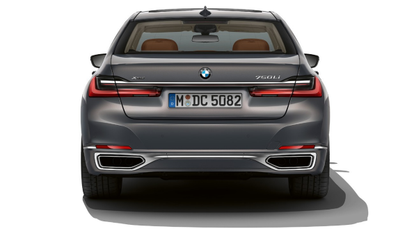BMW 7 serijos sedano galinio bamperio apdaila BMW 7 serijos sedanas: priartintas galinio bamperio apdailos vaizdas