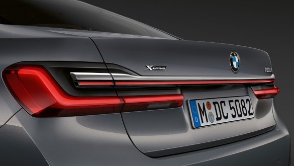 BMW 7 serijos sedano galiniai žibintai BMW 7 serijos sedanas: priartintas LED galinių žibintų su šviesos juosta vaizdas
