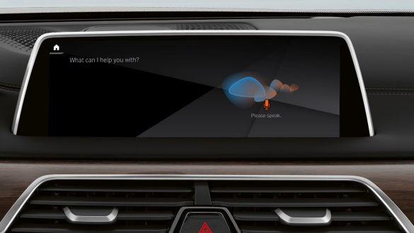 BMW 7 serijos sedanas: Nuotolinis programinės įrangos atnaujinimas BMW 7 serijos sedanas: Ekranas ir prietaisų skydelis, rodantys nuotoliniu būdu atliekamą programinės įrangos naujinimą