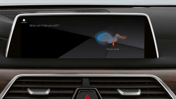 BMW 7 serijos sedanas: Nuotolinis programinės įrangos atnaujinimas BMW 7 serijos sedanas: Ekranas ir prietaisų skydelis, rodantys nuotoliniu būdu atliekamą programinės įrangos naujinimą