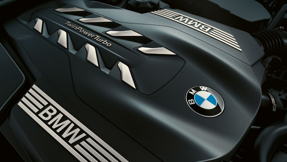 BMW „TwinPower Turbo“ 8 cilindrų benzininis variklis BMW 7 serijos sedanas: priartintas BMW „TwinPower Turbo“ 8 cilindrų benzininio variklio vaizdas
