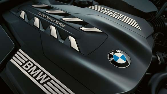 BMW TwinPower Turbo 8 cilindrų benzininis variklis BMW 7 serijos sedanas: priartintas BMW TwinPower Turbo 8 cilindrų benzininio variklio vaizdas