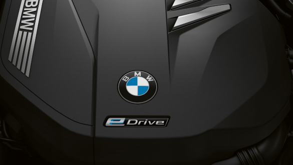 BMW 7 serijos sedano elektros variklis BMW 7 serijos sedanas: priartintas elektros variklio su eDrive užrašu vaizdas