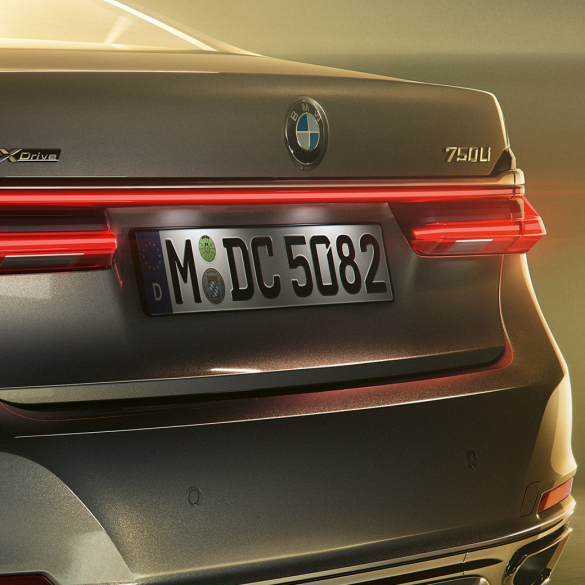 BMW 7 serijos sedano 750Li ženklelis BMW 7 serijos sedanas: priartintas galinio 750Li ženklelio vaizdas