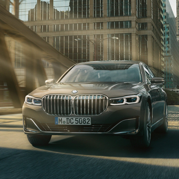 BMW 7 serijos sedano vairavimo pagalbos sistemos Vairavimo pagalbos sistemos: BMW 7 serijos sedanas važiuojantis miesto fone