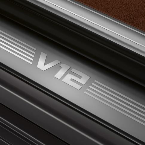 BMW V12 variklis BMW M760Li xDrive: priartintas V12 variklio vaizdas