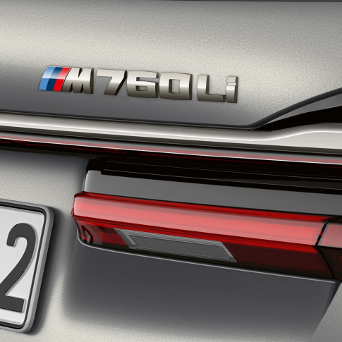 BMW 7 serijos sedanas: priartintas BMW M760Li ženklelio vaizdas. BMW 7 serijos sedanas: priartintas BMW M760Li ženklelio vaizdas iš galo.