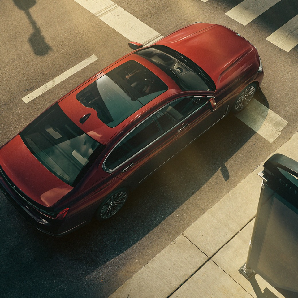 BMW Individual 7 serijos sedanas, vaizdas iš paukščio skrydžio BMW Individual 7 serijos sedanas, vaizdas iš paukščio skrydžio